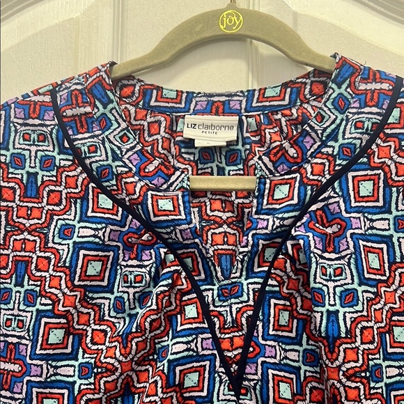 Liz Claiborne Women's Geometric Print Top - Red and Blue Size Petite Large - Picture 3 of 5